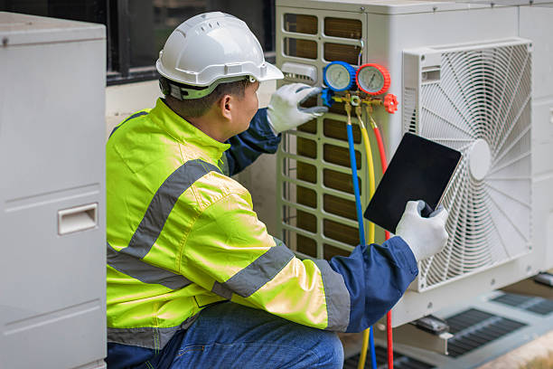 Professional Hvac technician working in Nokomis, FL